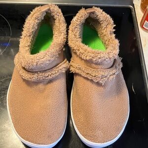 OOFOS-‎ Womens Oocoozie Low Shoe- Color: Chestnut, Size: 9